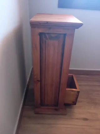 Comodino in legno con tre cassetti in pino messicano