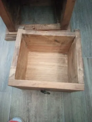 Comodino in legno con tre cassetti in pino messicano