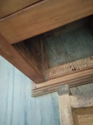 Comodino in legno con tre cassetti in pino messicano