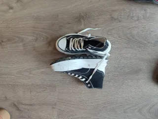 Zapatillas Converse negras y blancas