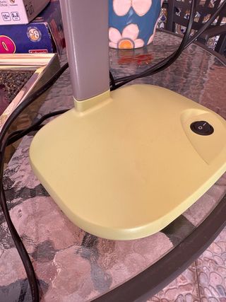 Lámpara de mesa verde y amarilla