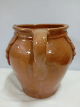 Jarrón de cerámica antiguo con asas