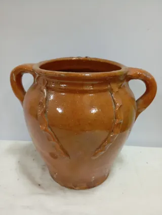 Jarrón de cerámica antiguo con asas