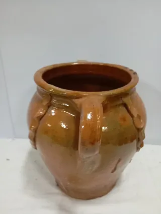 Jarrón de cerámica antiguo con asas