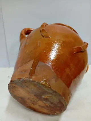 Jarrón de cerámica antiguo con asas
