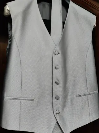 Traje gris completo con chaleco y corbata