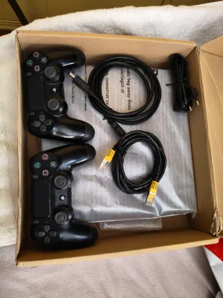 PS4 (PlayStation 4) Negra + Accesorios