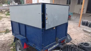 Remolque cerrado con rueda de repuesto