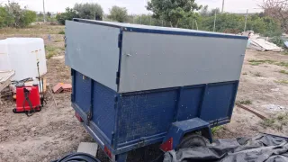 Remolque cerrado con rueda de repuesto