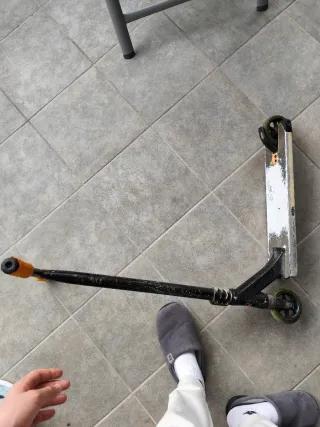 Patinete muy usado + 4 ruedas y 2 frenos