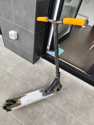 Patinete muy usado + 4 ruedas y 2 frenos