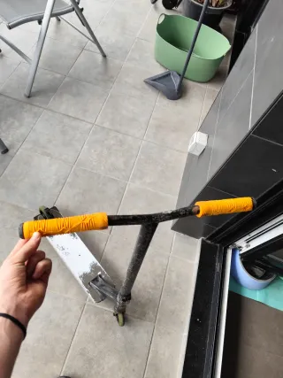 Patinete muy usado + 4 ruedas y 2 frenos