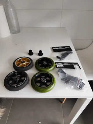 Patinete muy usado + 4 ruedas y 2 frenos