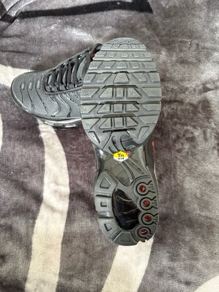 Nike TN Sneakers Negras Logo Rojo