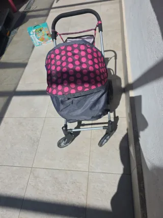 Cochecito de juguete rosa y negro