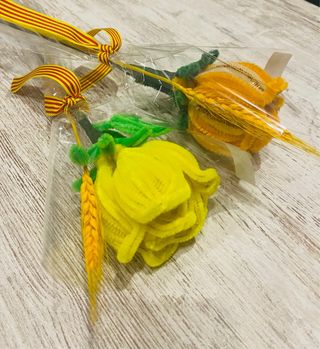 Rosa amarilla de limpiapipa con espiga