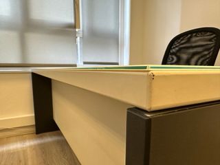 Escritorio de oficina moderna cristal y madera