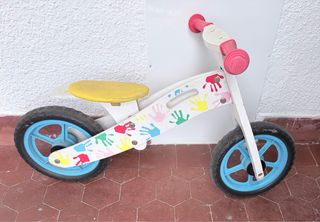 Bicicleta de madera sin pedales