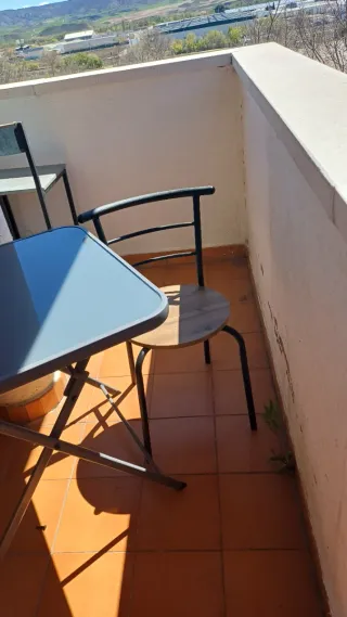 Mesa cristal plegable y 2 sillas madera