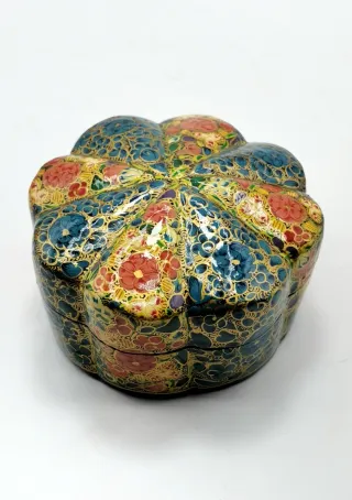 Original caja antigua de madera pintada a mano