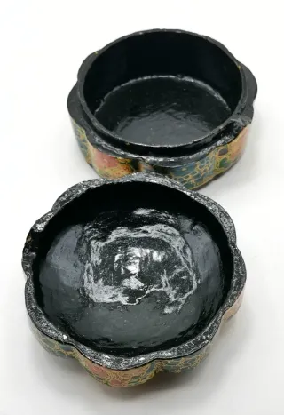 Original caja antigua de madera pintada a mano