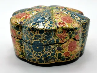 Original caja antigua de madera pintada a mano