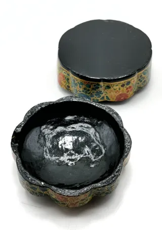 Original caja antigua de madera pintada a mano