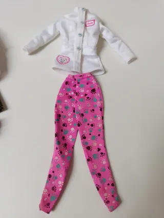 Lotto di vestiti di Barbie