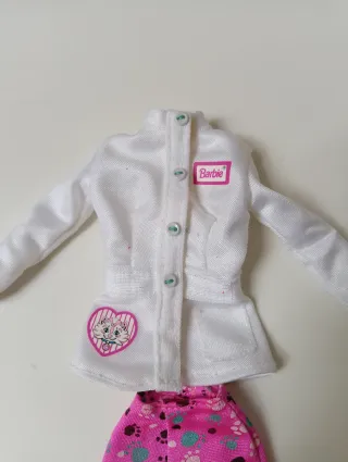 Lotto di vestiti di Barbie