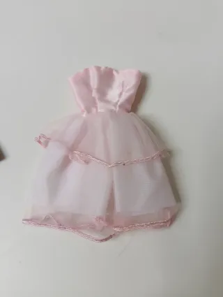 Lotto di vestiti di Barbie