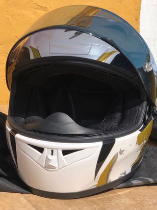 Casco Scorpion blanco y dorado