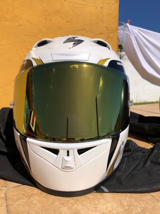 Casco Scorpion blanco y dorado