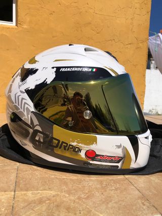 Casco Scorpion blanco y dorado