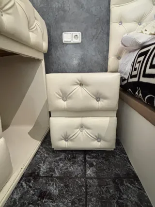 Tocador blanco/beige con espejo y taburete