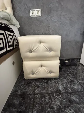 Tocador blanco/beige con espejo y taburete