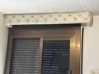 Tocador blanco/beige con espejo y taburete