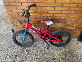 Bicicleta infantil roja y azul.