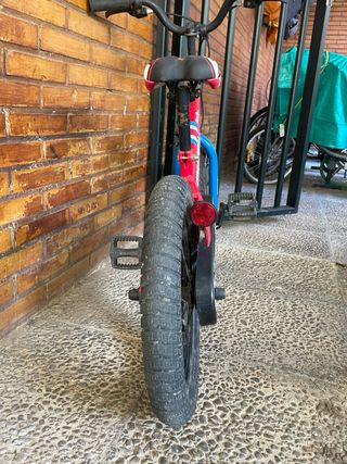 Bicicleta infantil roja y azul.