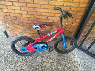 Bicicleta infantil roja y azul.