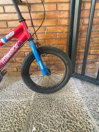 Bicicleta infantil roja y azul.