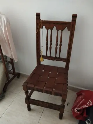 Silla de madera con asiento de cuero