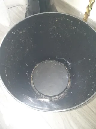 Maceta grande negra con base