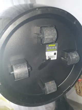 Maceta grande negra con base