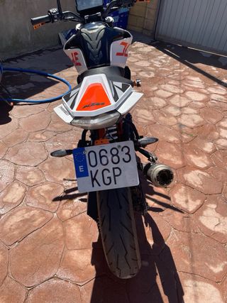 KTM 390 Duke Blanca y Naranja