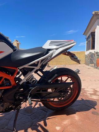 KTM 390 Duke Blanca y Naranja