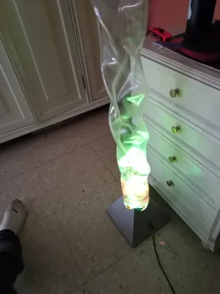 Lámpara de agua retorcida con peces en su interior