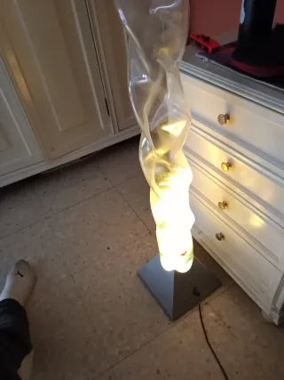 Lámpara de agua retorcida con peces en su interior