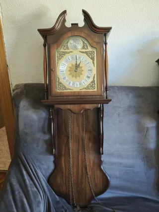 Reloj de pared de madera
