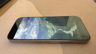 iPhone 16 Pro 128GB Titanio - Como Nuevo + Extras