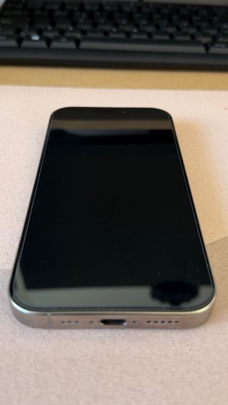 iPhone 16 Pro 128GB Titanio - Como Nuevo + Extras